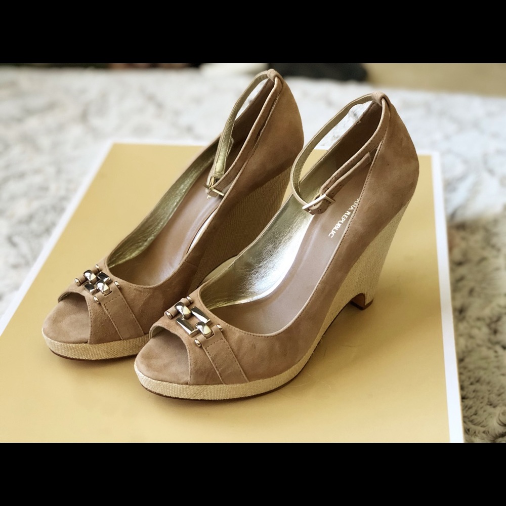 EUC Banana Republic Tan Suede Wedges